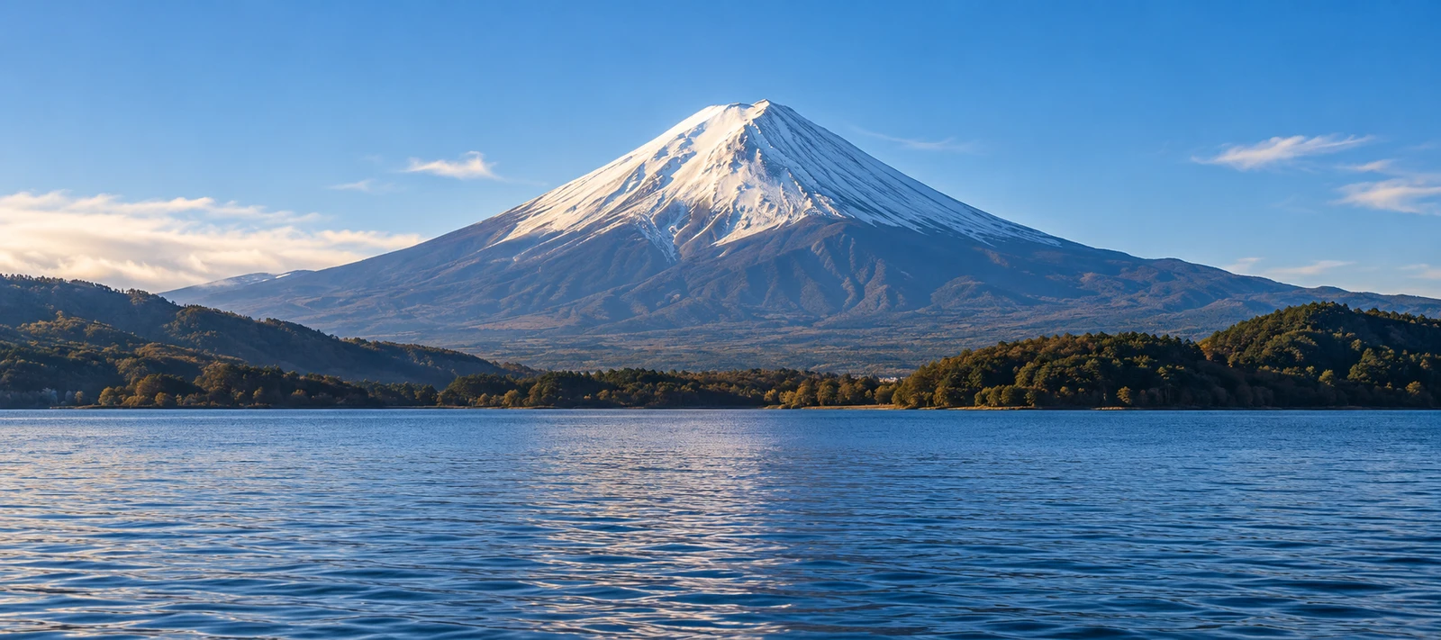 湖の向こうに望む富士山